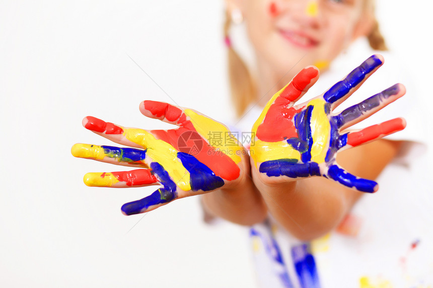 手上涂着油漆的幸福的孩子画家工艺艺术家身份快乐喜悦幼儿园乐趣手指指纹图片