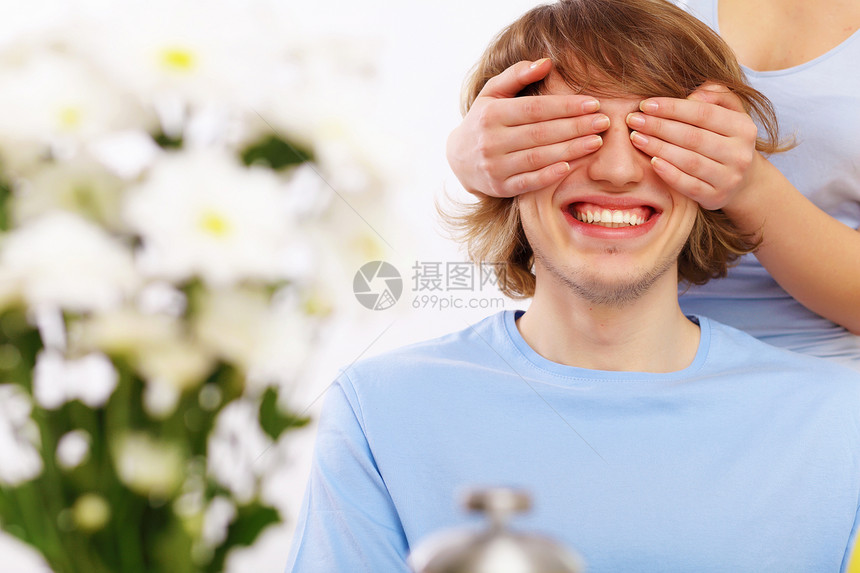 一起在家的年轻夫妇夫妻男朋友男人惊喜幸福生活女孩眼睛家庭女朋友图片