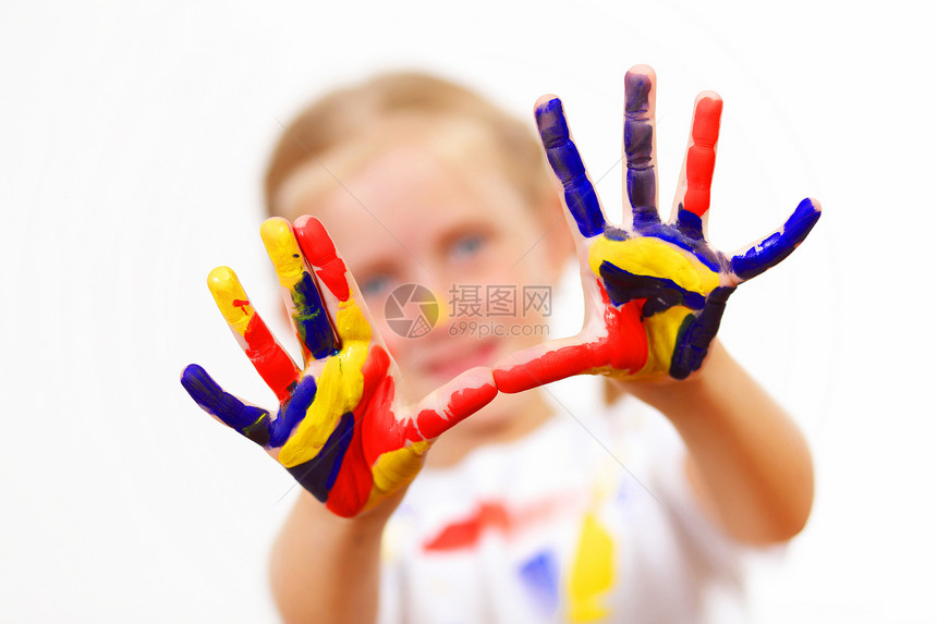 手上涂着油漆的幸福的孩子指纹身份绘画创造力女孩手指艺术品乐趣艺术童年图片