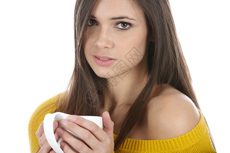 妇女喝咖啡的焦糖饮料咖啡工作室白色头发女士白色的高清图片素材