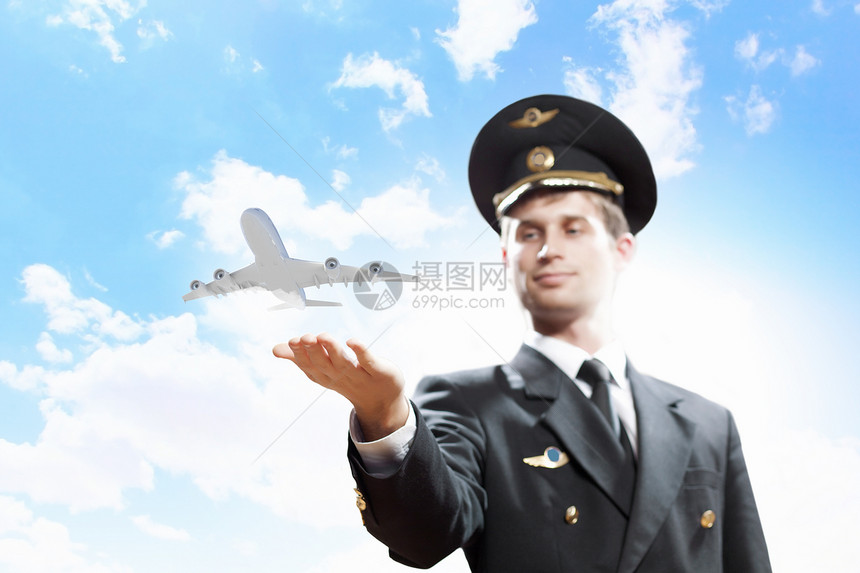 手持飞机的飞行员图像成人商业重力飞人天气阳光运输客机帽子引擎图片