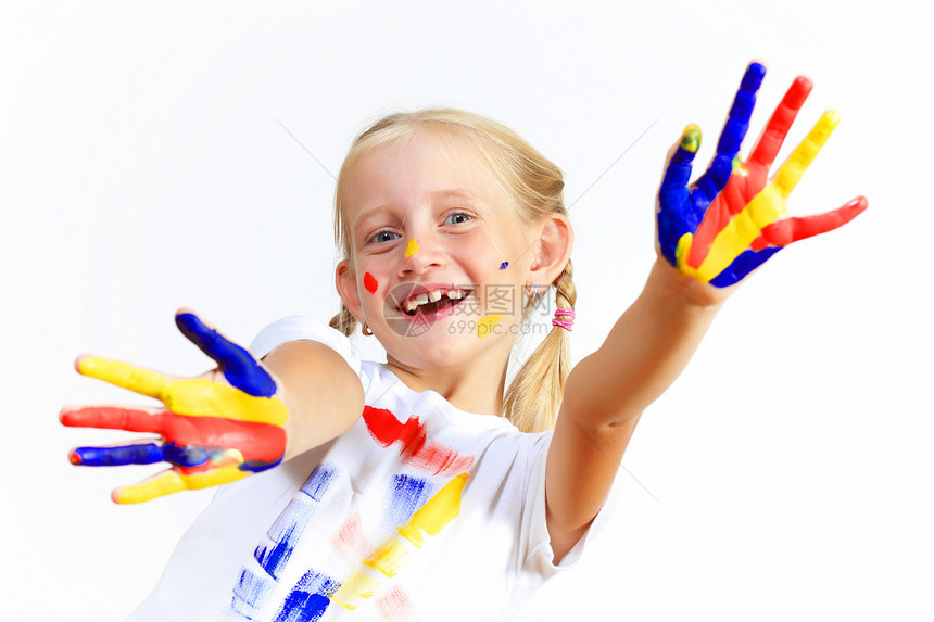 手上涂着油漆的幸福的孩子喜悦艺术家指纹童年工艺创造力女孩绘画幼儿园艺术图片