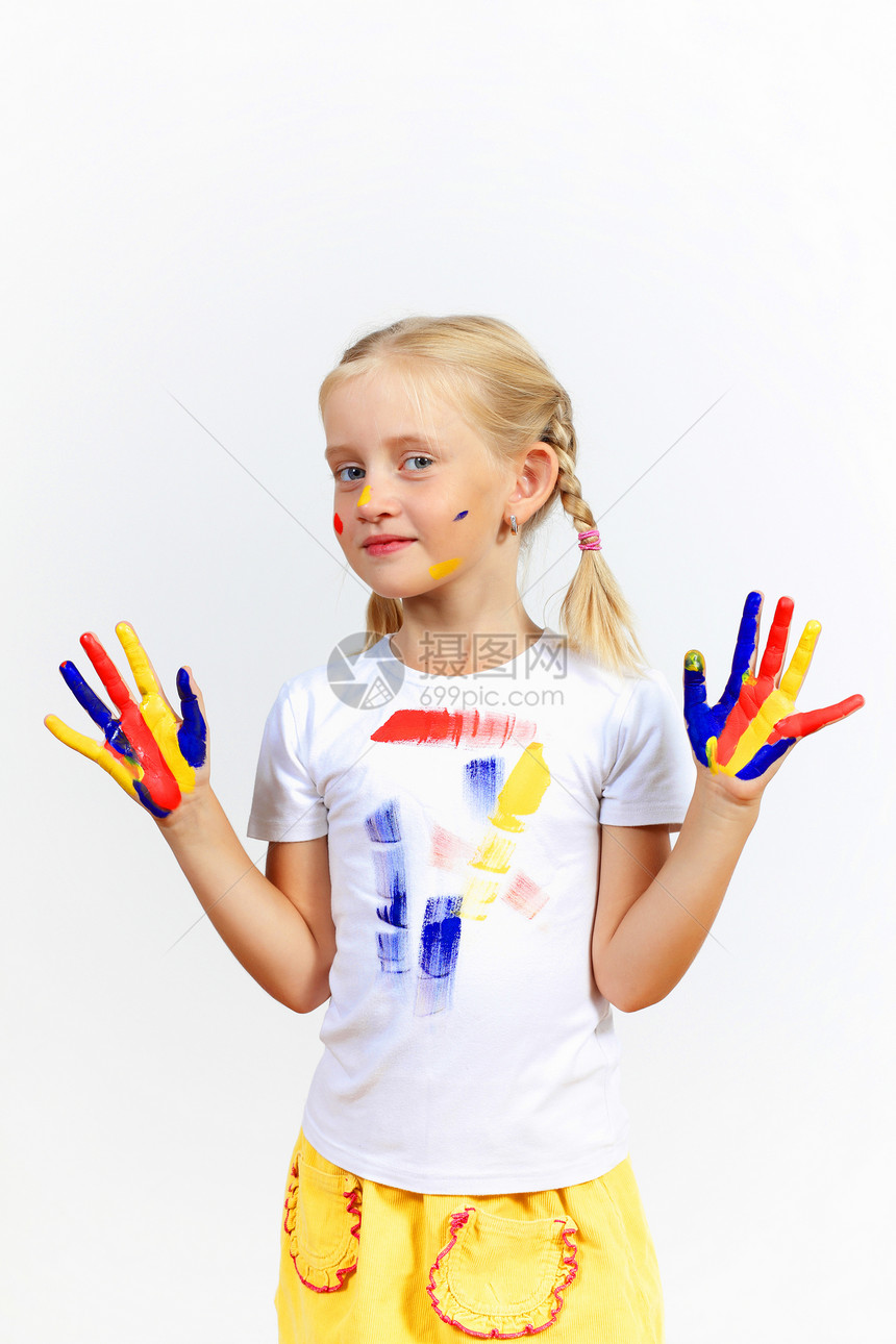 手上涂着油漆的幸福的孩子教育童年工艺身份喜悦女孩艺术品艺术家艺术乐趣图片