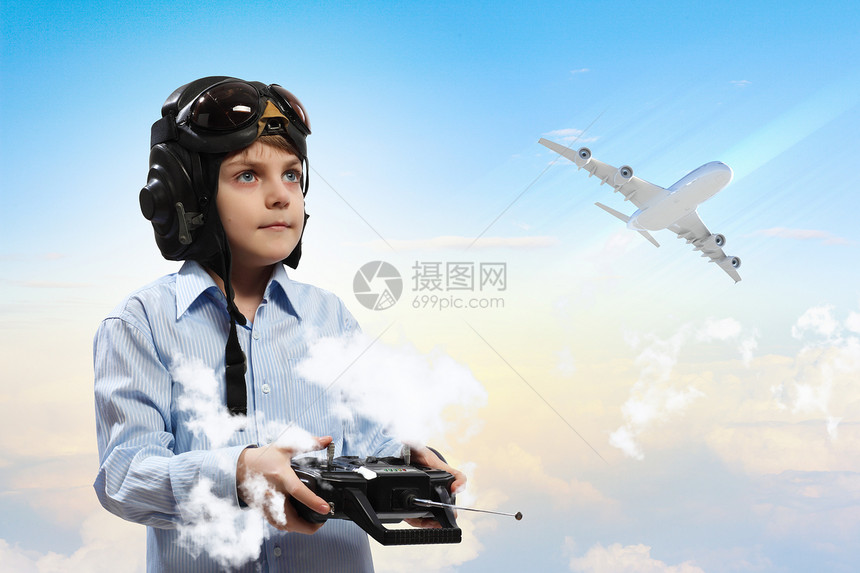 身着飞行员帽子的小男孩钢筋勇气头盔乐趣微笑航班蓝色男生空军翅膀图片