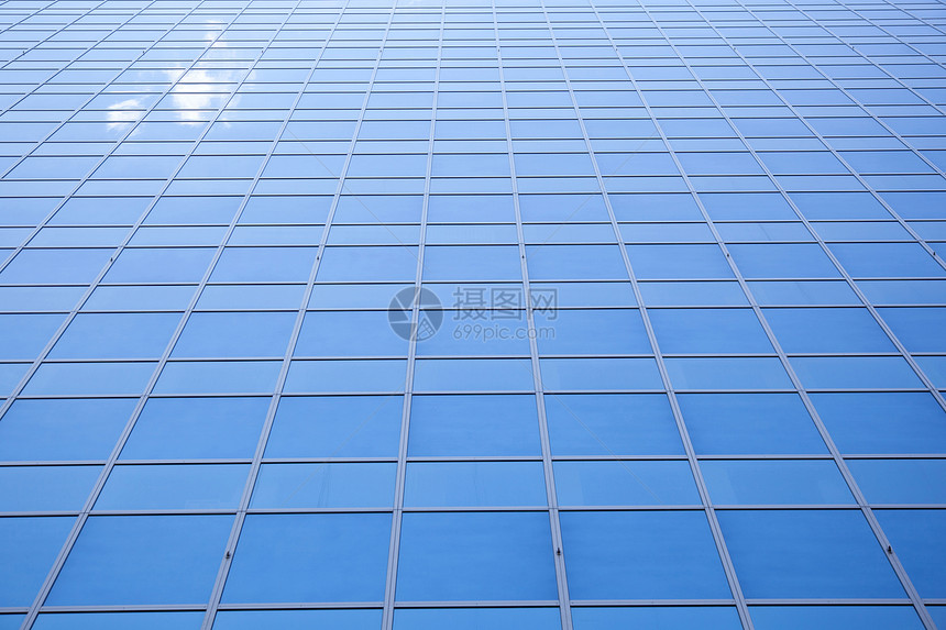 反映在鹿特丹办公大楼外表的天空中图片