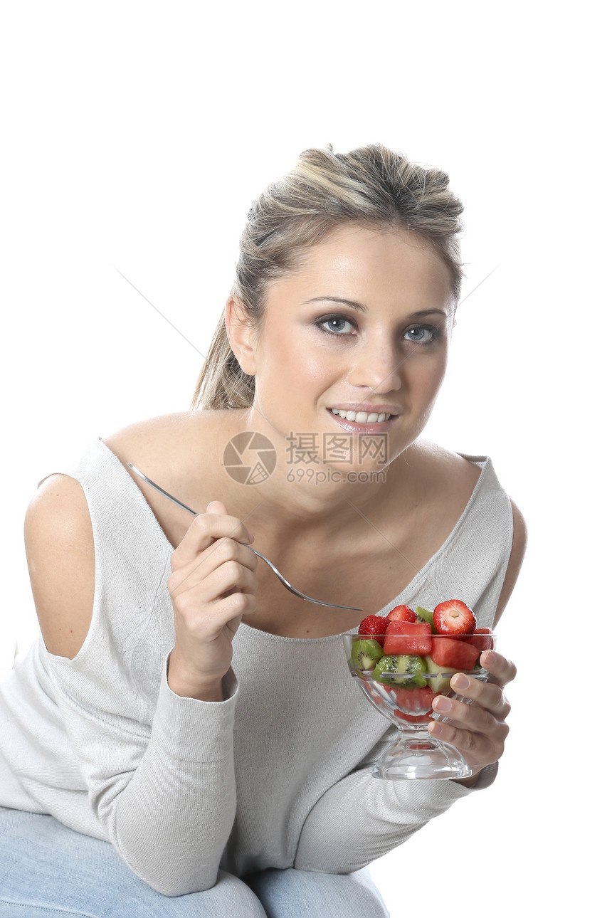 女青年食用新鲜水果沙拉鲜果沙拉白色女士图片