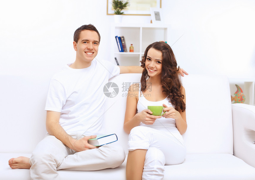 快乐的年轻情侣在一起丈夫女性幸福拥抱沙发夫妻女孩男性女士男朋友图片
