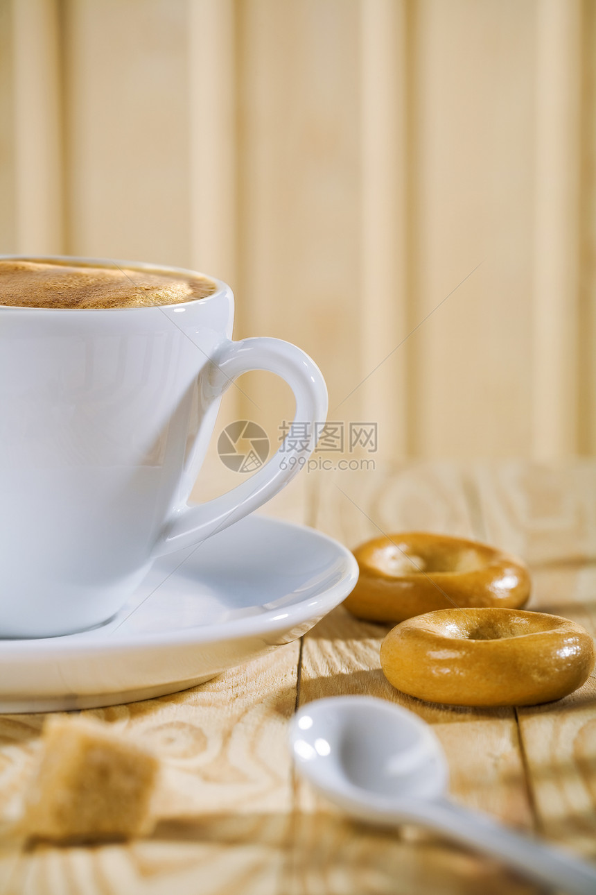 白咖啡杯的成分 汤匙和面包托盘 巴图片