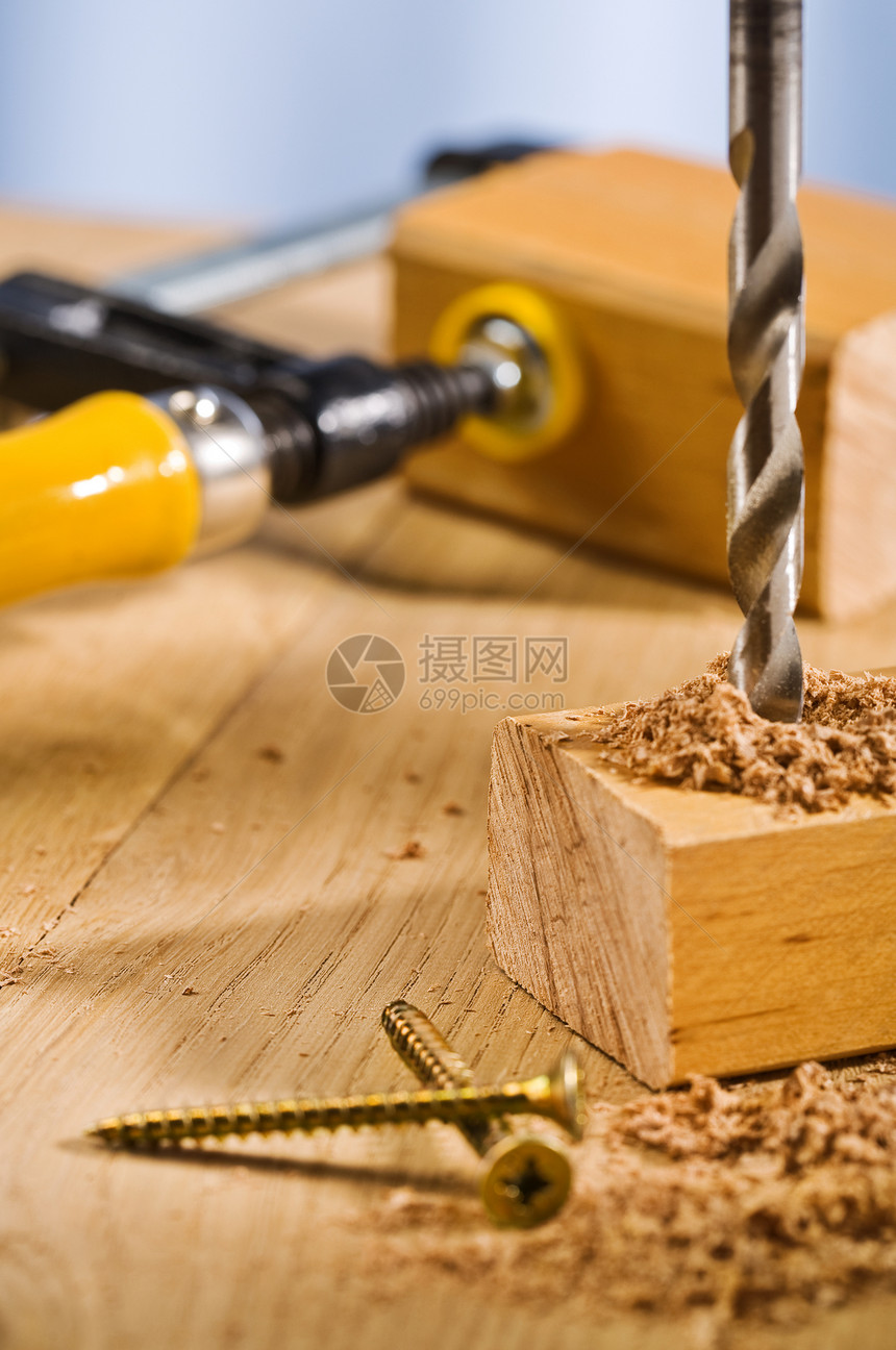 在木板上钻洞木材钻头工具工作室钻孔地面螺旋虎钳活动紧固件图片