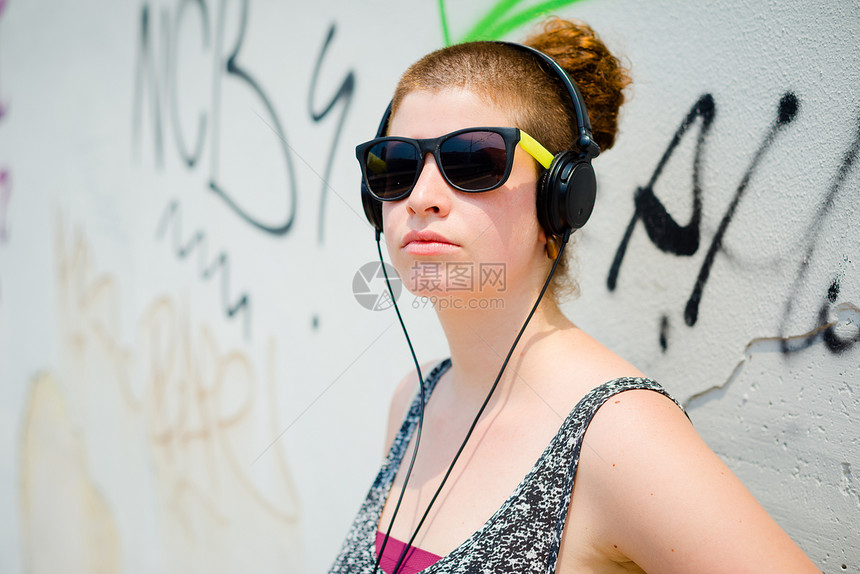 听音乐的现代年轻女青春美丽时尚音乐潮人耳机发型女士日常生活图片