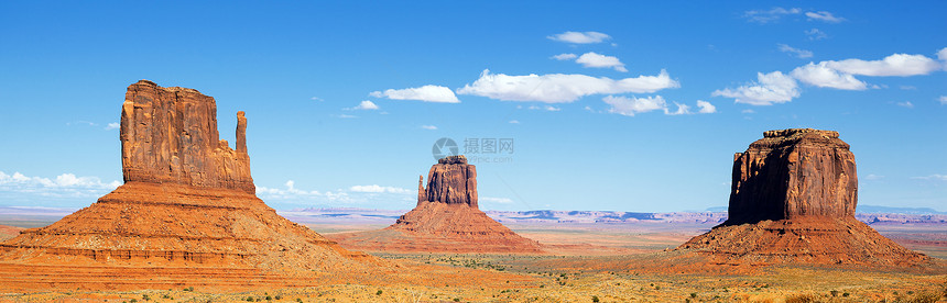 蓝色天空中著名的古迹谷地的全景图片