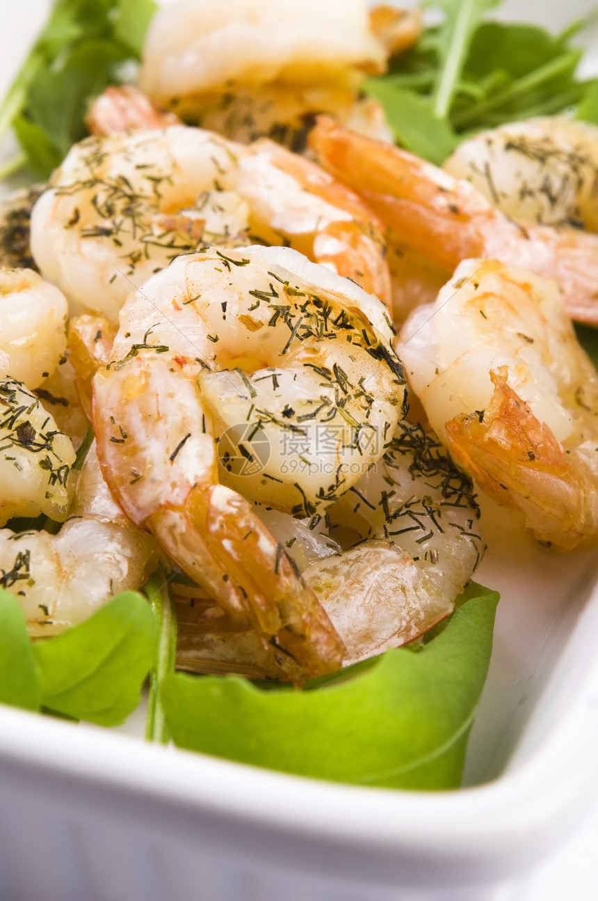 白色盘子上新鲜烤虾海鲜美食食品午餐健康饮食食物柠檬减肥烧烤小吃图片