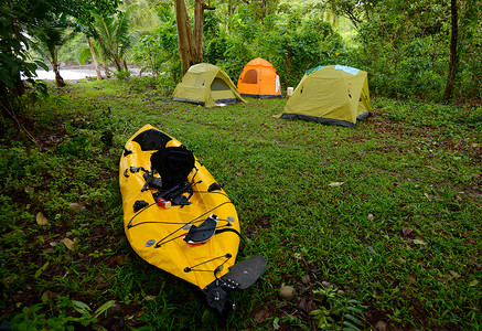 在巴拿马的海洋附近用帐篷和皮艇扎营背景图片