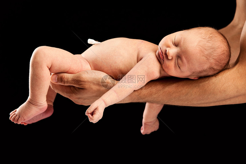 新生男孩躺在他父亲的怀里男生家庭新生卫生新生儿孩子说谎身份婴儿爸爸图片