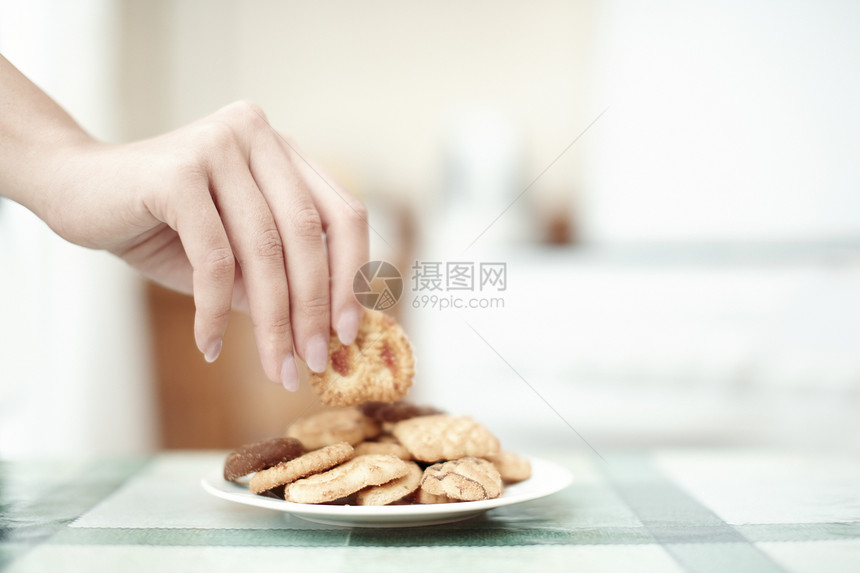 来吃饼干水平享受烘烤糕点饥饿手指乐趣饮食女士身体图片