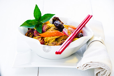 中国面面餐厅盘子洋葱大豆午餐油炸面条营养厨房美食食物高清图片素材