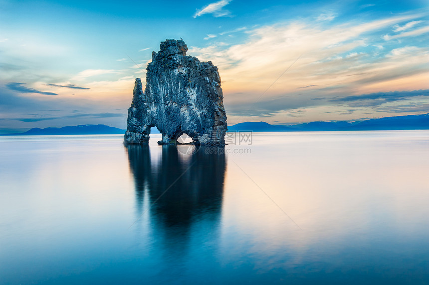 Hvitserkur 语系 Hvitserkur反射镜子岩石石头侵蚀火山蓝色传说半岛巨魔图片