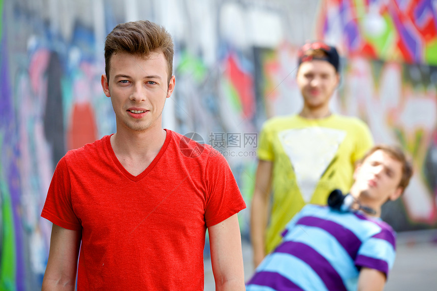三个年轻朋友幸福快乐团队太阳镜小伙子蓝色季节绘画公司男生街道朋友们图片