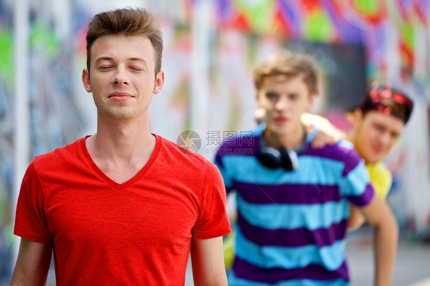 三个年轻朋友幸福快乐男性青少年团队男生衣服滑板蓝色太阳镜街道友谊图片