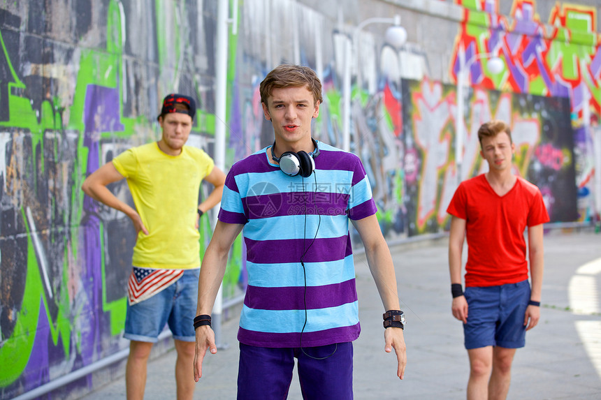 三个年轻朋友幸福快乐青少年团队太阳镜衣服公司滑板涂鸦绘画蓝色男生图片