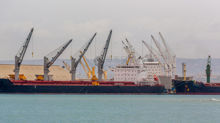 吉布提港船舶机械港口血管运输机器船运货物起重机海洋图片