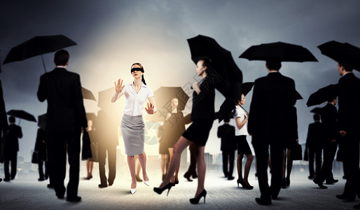 在人群中蒙着眼睛的女商务人士商务女性困惑工作生意职业套装女士挑战危机背景图片
