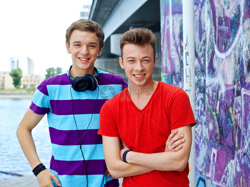 两个年轻朋友幸福快乐街道太阳镜朋友们团队青少年绘画涂鸦友谊男生蓝色图片