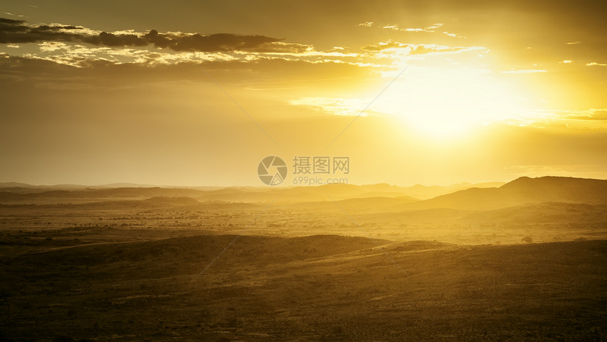 澳大利亚日落场地橙子天空天气石头地平线旅行公园太阳沙漠图片