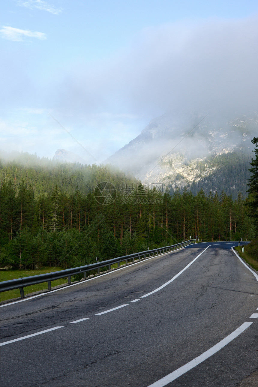 路风景国家跑步高山车道假期农村旅行薄雾路线图片