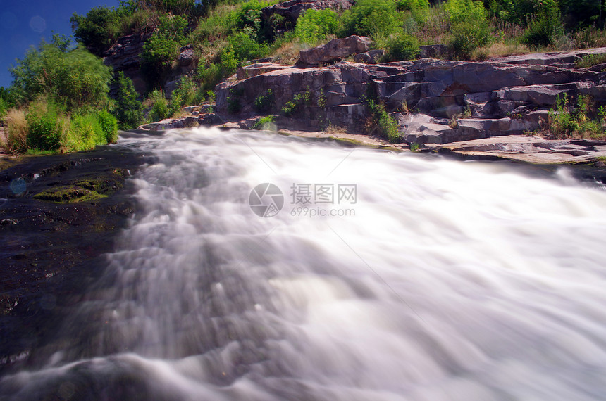 在雨山中流淌着美丽的河流图片