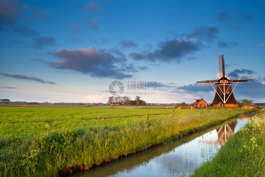 日出时荷兰风车房子天空蓝色运河活力农家力量环境草地农村图片