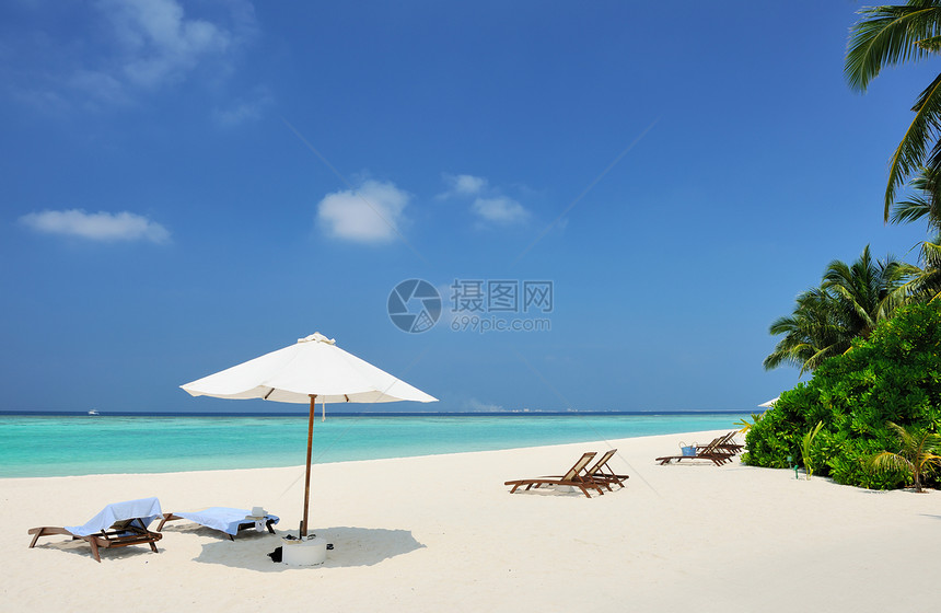 马尔代夫美丽的沙滩椅子旅行天空异国奢华躺椅蓝色阳伞海岸线海洋图片