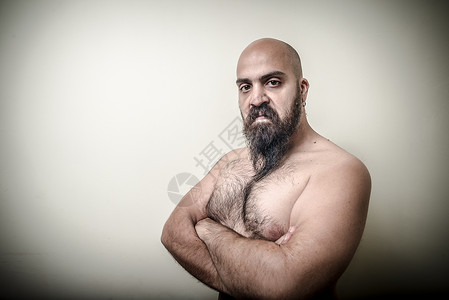 超级超级强权愤怒的肌肉大胡子男子天才工作室秃顶力量胡须神灯胸部男人背景图片