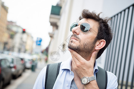 男人在街上行走城市生活日常生活城市游客太阳镜街道胡子背景图片