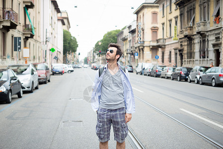 男人在街上行走街道日常生活游客太阳镜胡子城市城市生活背景图片