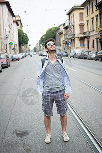 男人在街上行走城市生活街道太阳镜日常生活城市游客胡子背景图片