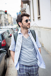 男人在街上行走太阳镜日常生活城市生活游客胡子街道城市背景图片