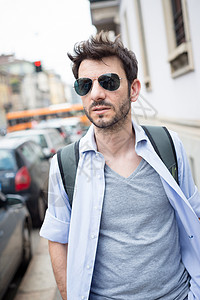 男人在街上行走游客日常生活胡子太阳镜城市生活街道城市背景图片