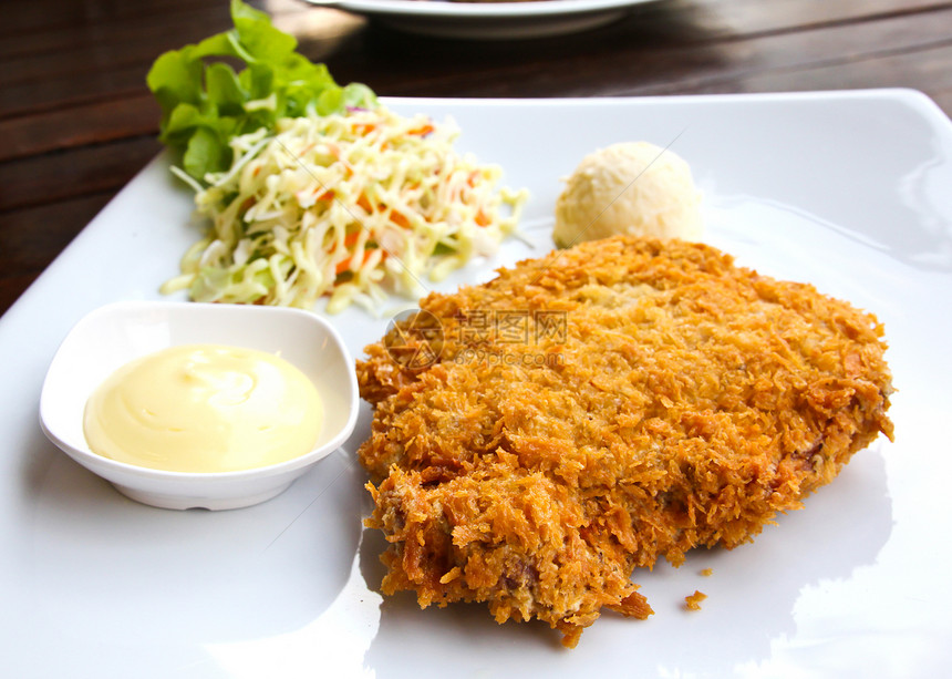 猪排和蔬菜饮食肉片盘子牛扒食物油炸炙烤筹码午餐白色图片