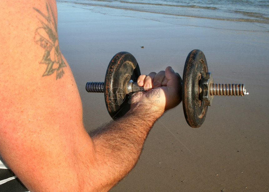 解决训练健美操男人有氧运动手臂会议培训师活动金属海滩图片