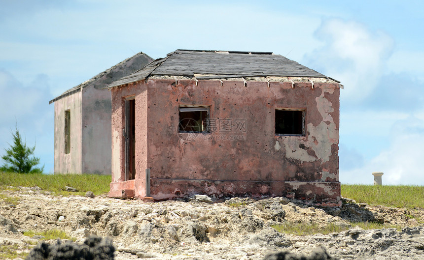在巴哈大伊萨克珊瑚礁灯塔附近的老旧废弃房屋图片