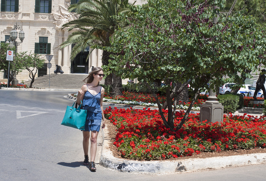马耳他妇女跨越街口图片