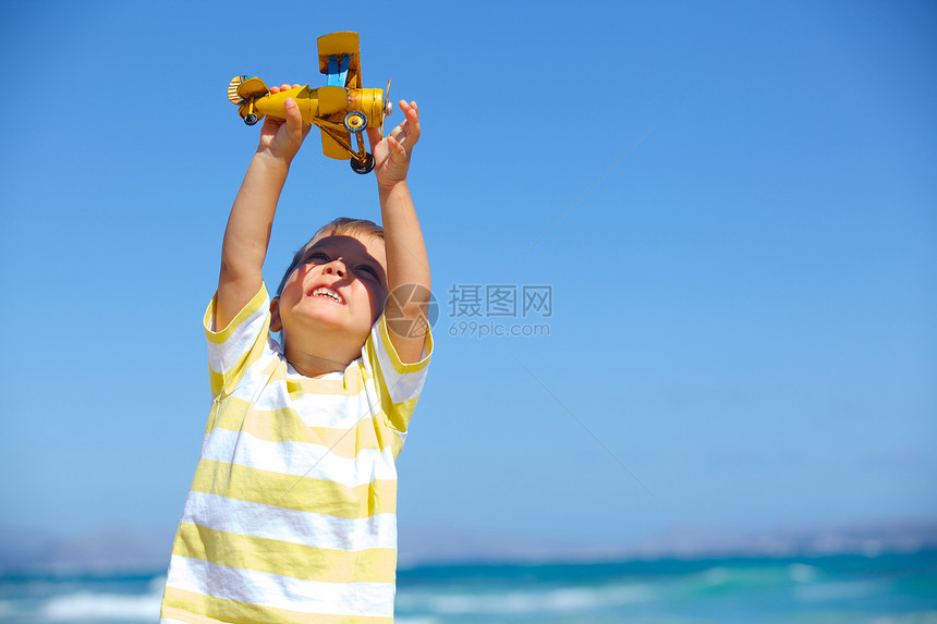 玩玩具飞机的男孩旅行天空计划男生活动飞行蓝色空气娱乐游戏图片