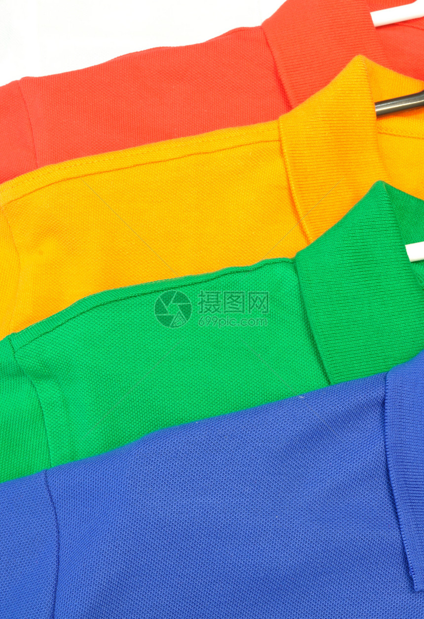 色彩多彩的T恤堆叠蓝色紫色材料折叠零售衣领棉布毛衣绿色衣服图片
