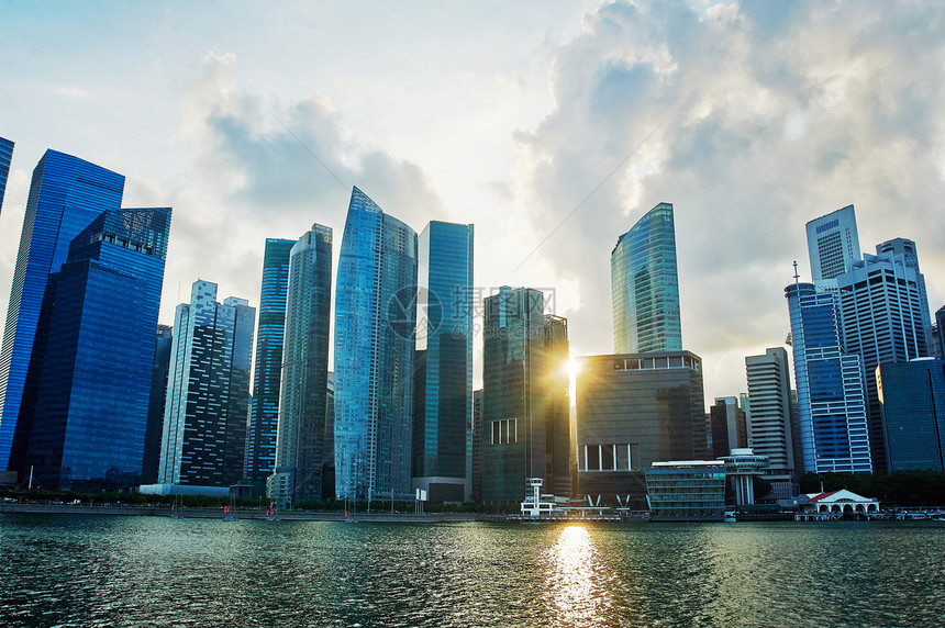 日落时新加坡商业反射金融市中心射线地标城市摩天大楼中心海岸图片