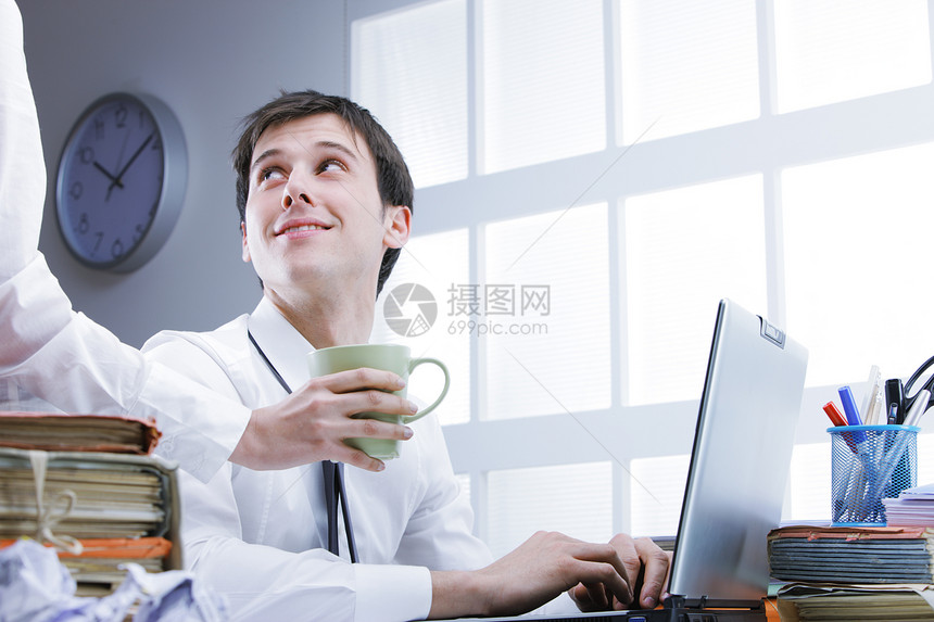 咖啡休息时间时光笔记本电脑杯子文档商务年轻人水平人士白领图片
