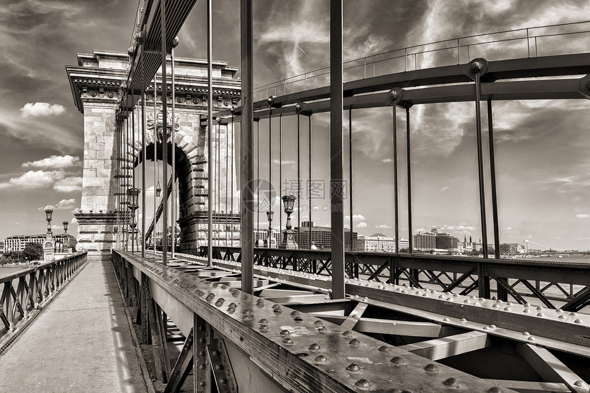 布达佩斯连链桥日单色视图反射蓝色黄色城市地标棕褐色景观灯笼石头绳索图片