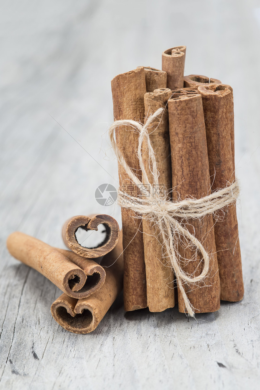 肉桂卡在木木背景上绳索决明子草本植物疗法调味品食物木头香料静物芳香图片