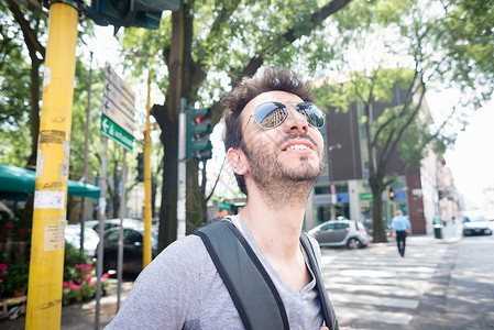 男人在街上街道日常生活城市太阳镜微笑狂欢胡子城市生活背景图片