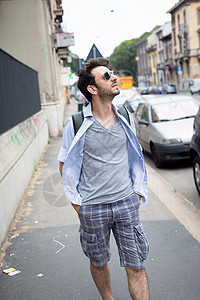 男人在街上行走日常生活街道太阳镜城市生活城市胡子游客背景图片